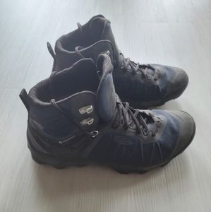 KEEN Venture Mid Waterproof Hiking Boots